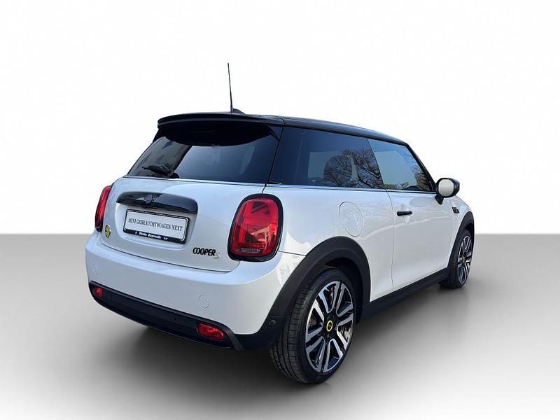 Gebraucht Mini Cooper SE 135 kW (184 PS) 2023 Nanuq white metallic Kleinwagen