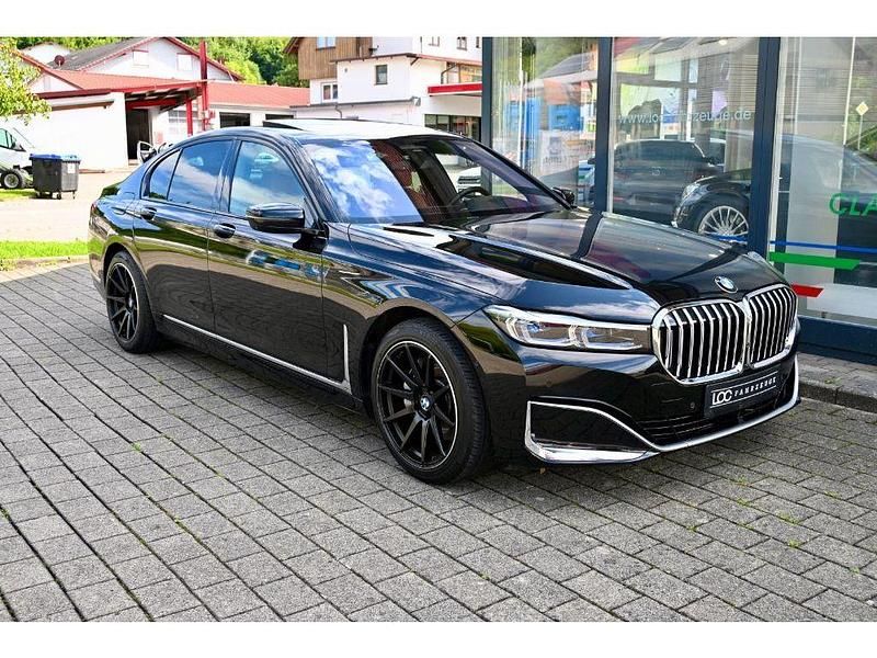 Saphirschwarz metallic (metallic) Gebraucht 2022 BMW 730 Limousine | 57.700 € (Fairer Preis) - Bild 1/4
