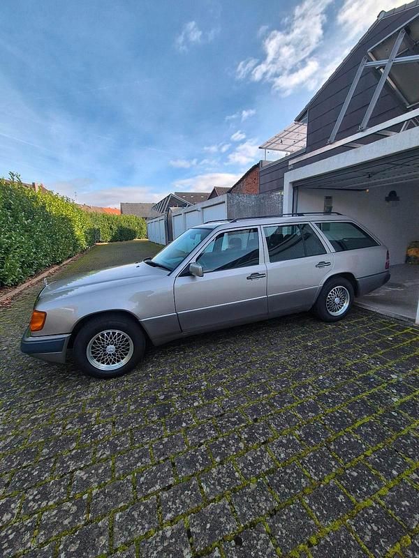 Beige Gebraucht 1992 Mercedes E230 Kombi | 7.950 € - Bild 1/4