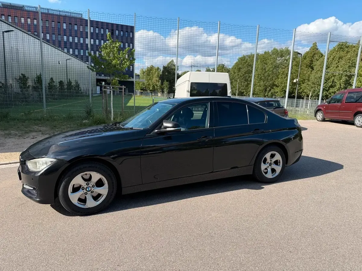 Gebraucht BMW 320 184 PS (135 kW) 2012 Schwarz Limousine