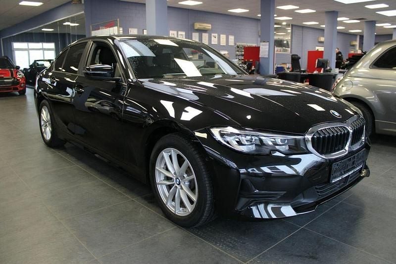 Gebraucht BMW 318 Advantage 156 PS (114 kW) 2021 Saphirschwarz metallic Limousine