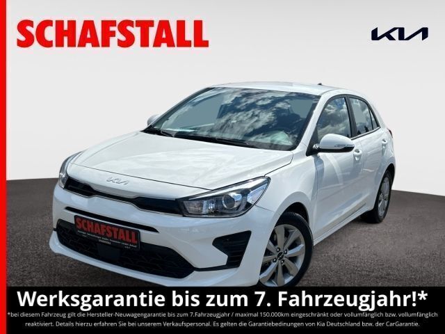 Weiss ((ud) schneeweiss) Gebraucht 2022 Kia Rio Vision Limousine | 14.979 € (Fairer Preis) - Bild 1/3