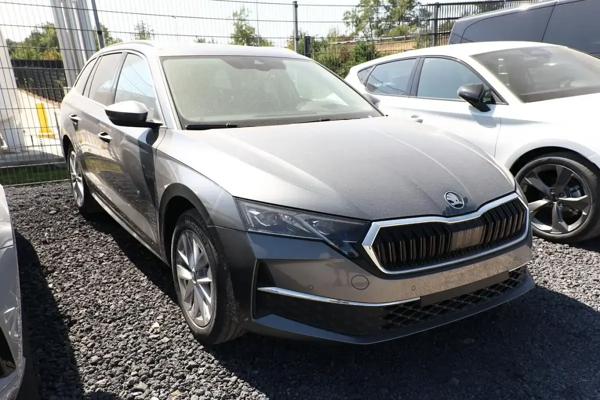 Neu Skoda Octavia Selection 150 PS (110 kW) 2025 Graphitegrau metallic Kombi