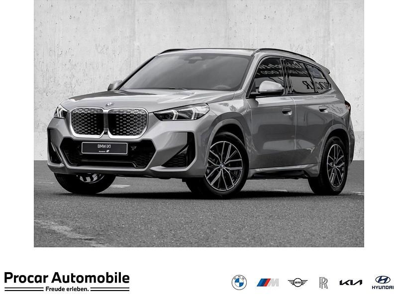 Silber Neu 2025 BMW iX1 M Sport SUV | 51.900 € (Fairer Preis) - Bild 1/4