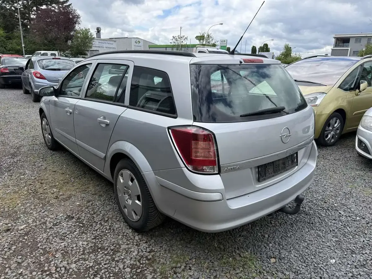 Usata Opel Astra Edition 90 CV (66 kW) 2006 Argento Station wagon