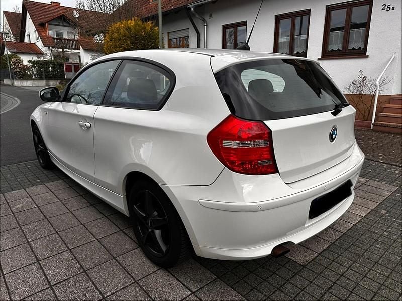 Gebraucht BMW 116 122 PS (89 kW) 2011 Weiß Kleinwagen