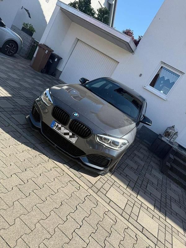 Grau Gebraucht 2016 BMW M140 M Sport Limousine | 30.300 € - Bild 1/2
