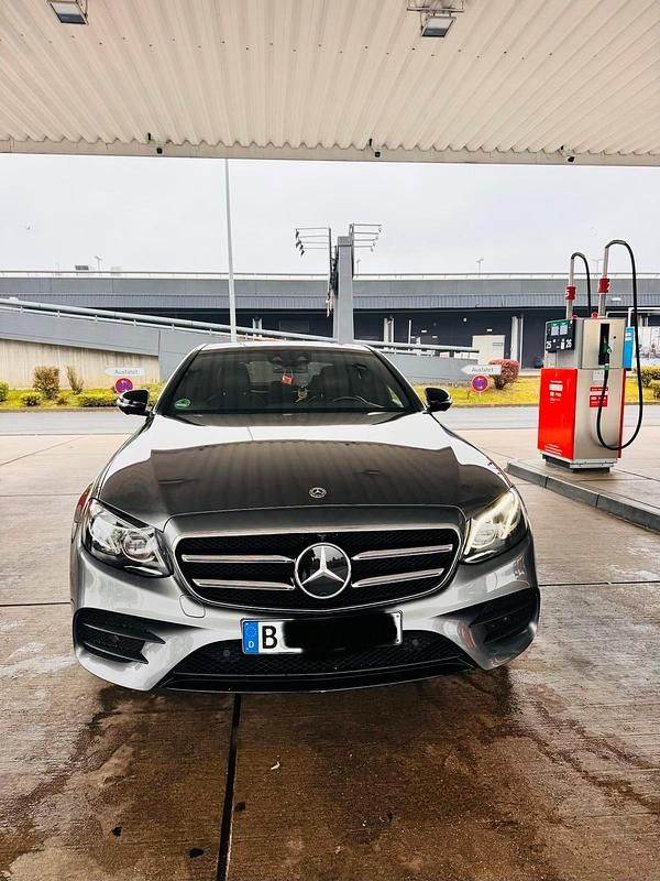 Grau Gebraucht 2019 Mercedes E300 AMG Limousine | 29.999 € (Fairer Preis) - Bild 1/4
