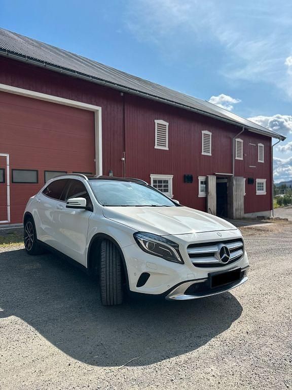 Weiß Gebraucht 2014 Mercedes GLA200 Urban SUV | 14.800 € (Fairer Preis) - Bild 1/4
