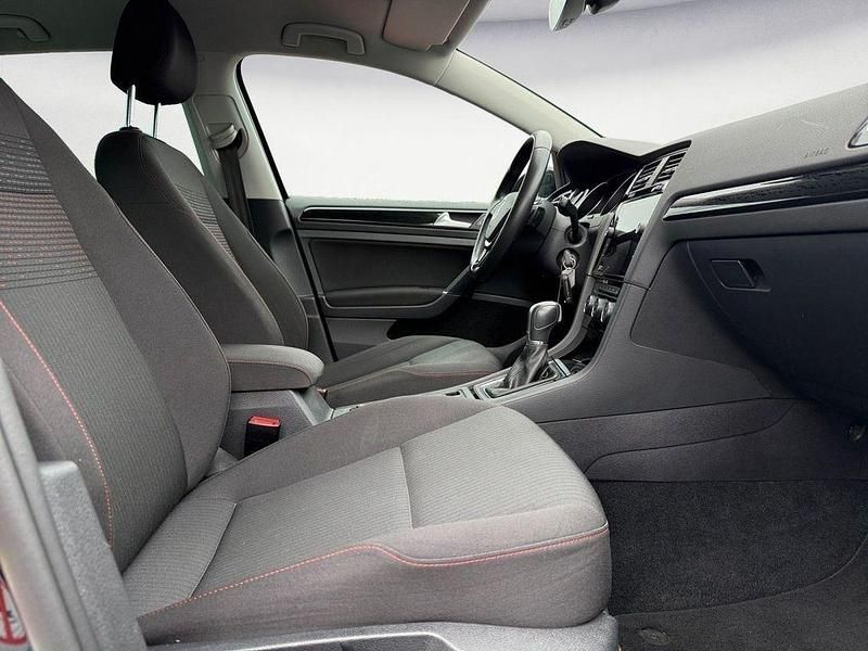 Gebraucht VW Golf VII Sound 110 PS (80 kW) 2018 Deep black perleffekt Limousine