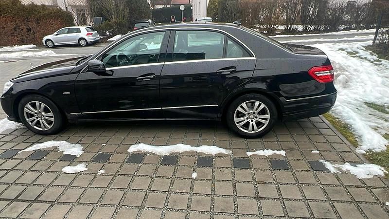 Gebraucht Mercedes E220 Avantgarde 170 PS (125 kW) 2012 Schwarz Limousine