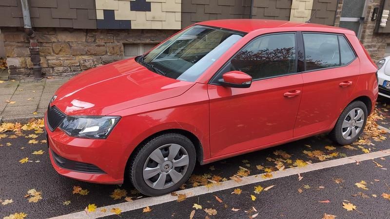Rot Gebraucht 2018 Skoda Fabia Cool Plus Kleinwagen | 9.000 € (Fairer Preis) - Bild 1/4