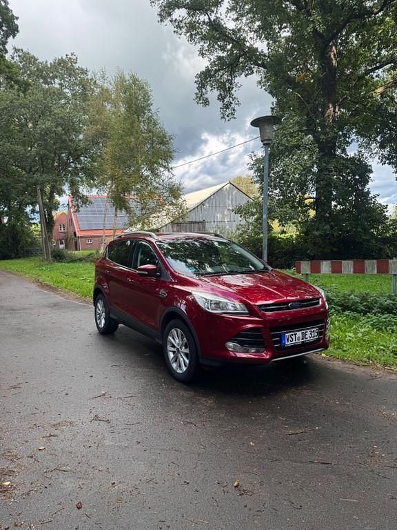 Rot Gebraucht 2015 Ford Kuga Individual SUV | 12.700 € (Teuer) - Bild 1/4