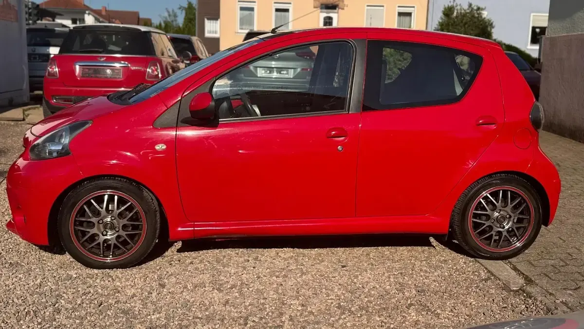 Gebraucht Toyota Aygo 68 PS (50 kW) 2014 Rot Kleinwagen