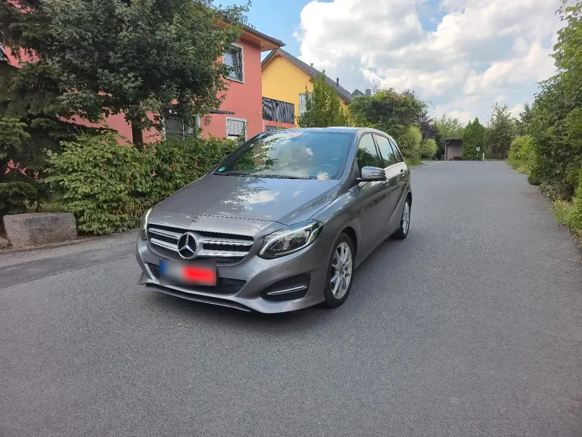Gebraucht Mercedes B180 122 PS (89 kW) 2018 Grau Kleinwagen