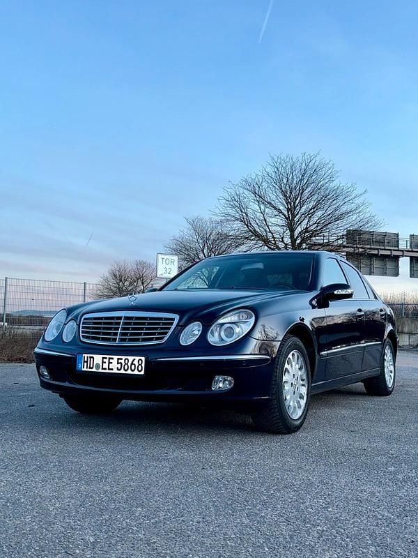 Blau Gebraucht 2003 Mercedes E200 Limousine | 5.699 € (Fairer Preis) - Bild 1/4