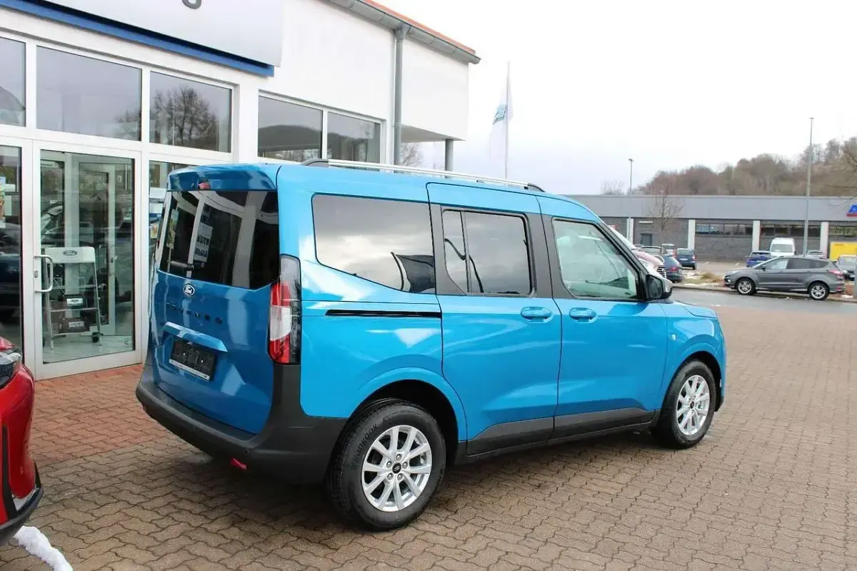Neu Ford Tourneo Courier Titanium 125 PS (91 kW) 2026 Blau Van / Kleinbus