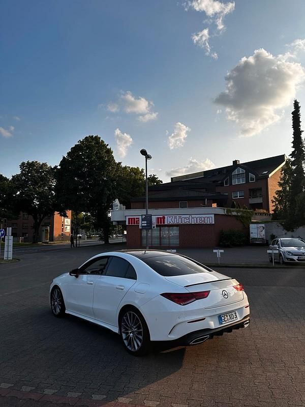 Weiß Gebraucht 2020 Mercedes CLA180 AMG line Limousine | 27.500 € (Etwas zu teuer) - Bild 1/4
