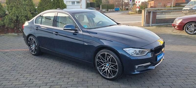 Blau Gebraucht 2012 BMW 328 Luxury Line Limousine | 8.999 € (Guter Preis) - Bild 1/4