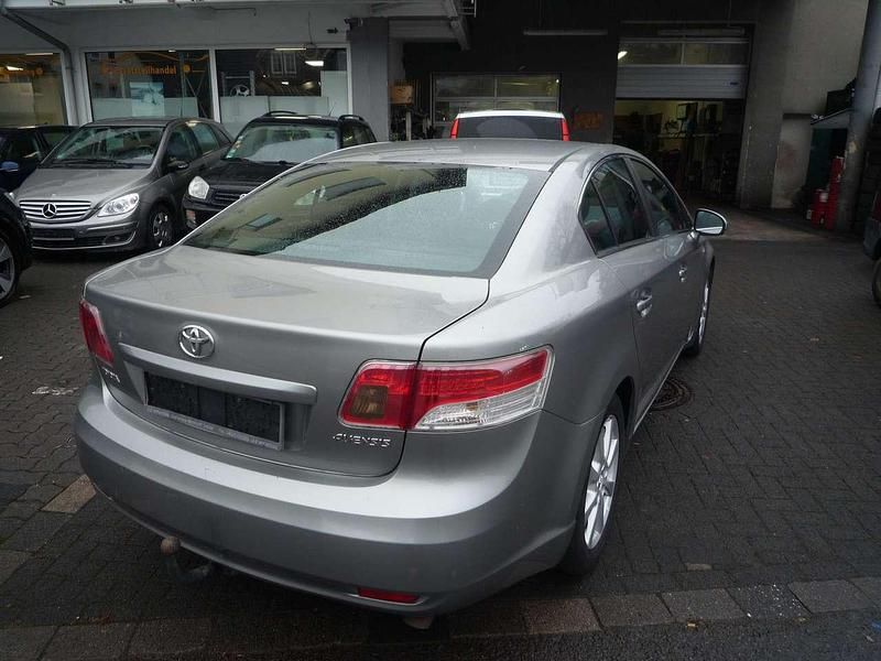 Gebraucht Toyota Avensis Executive 177 PS (130 kW) 2011 New medium silver Limousine