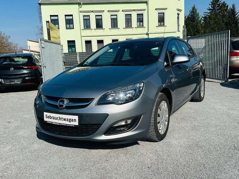 Gebraucht Opel Astra Edition 120 PS (88 kW) 2013 Silbersee/perl silber (m2) Kleinwagen