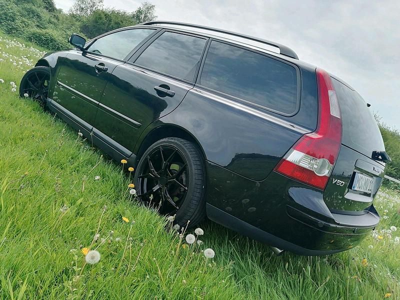 Schwarz Gebraucht 2006 Volvo V50 Summum Kombi | 3.799 € (Etwas zu teuer) - Bild 1/4