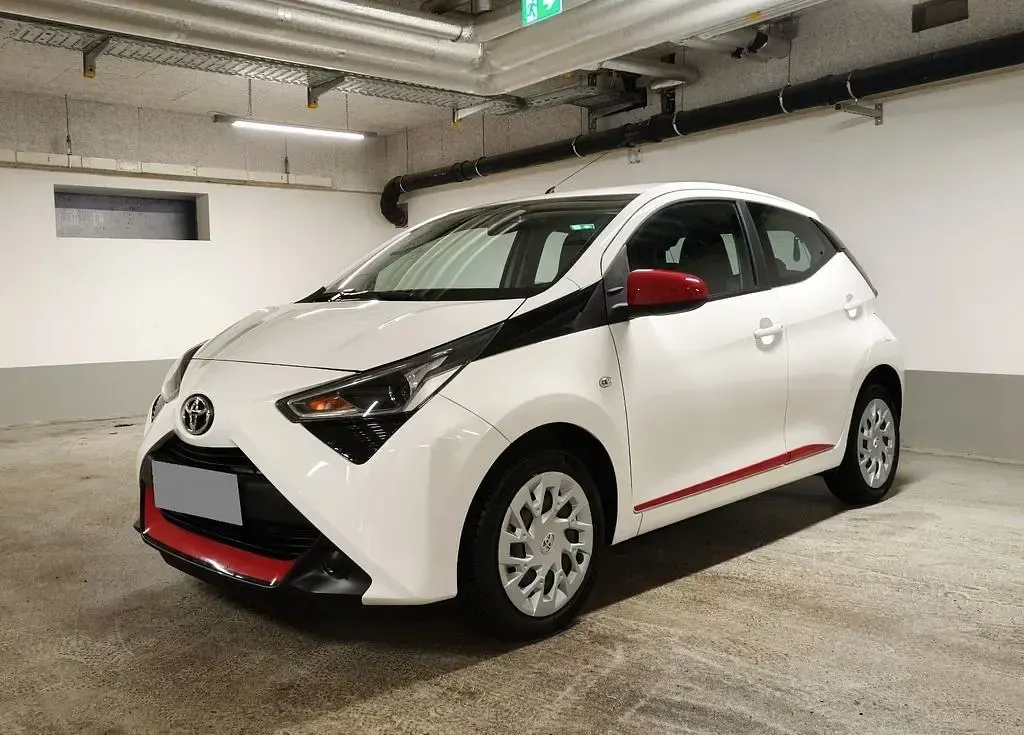 Second-hand Toyota Aygo 72 CP (52 kW) 2018 Alb Hatchback