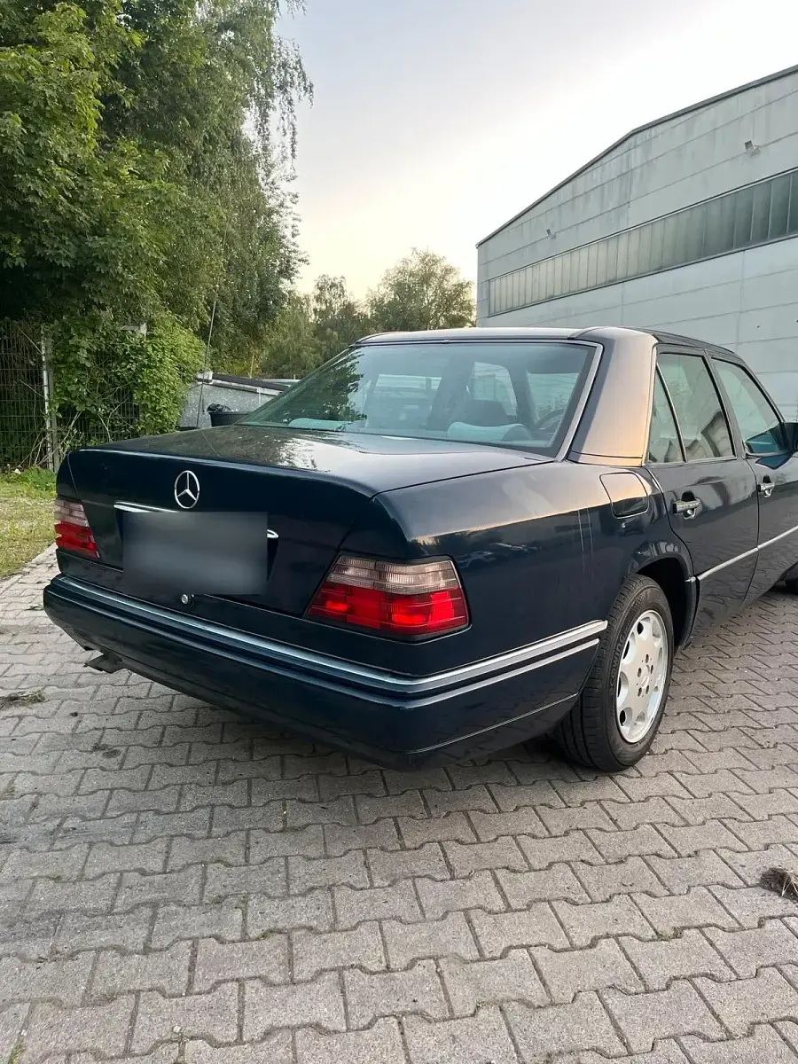 Gebraucht Mercedes E280 193 PS (141 kW) 1994 Blau Limousine