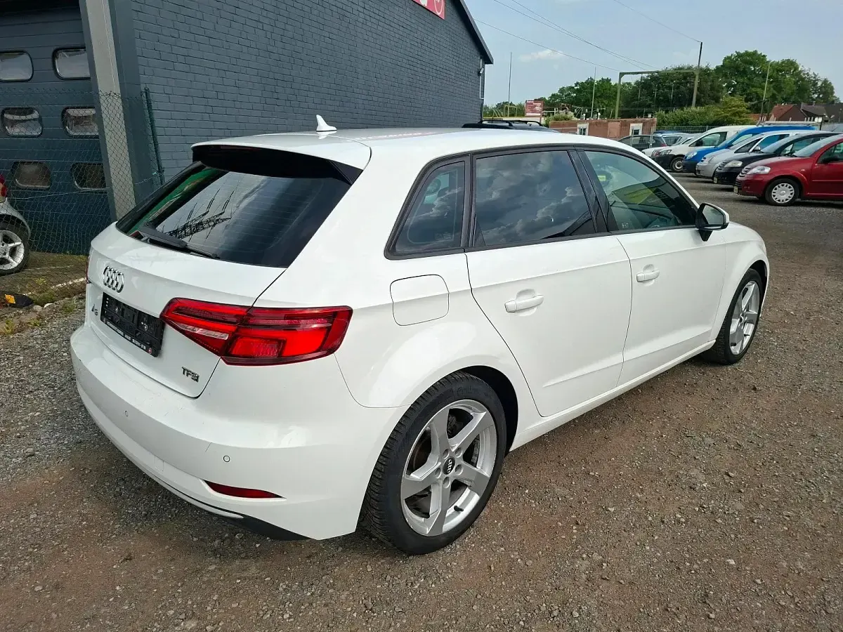 Używany Audi A3 116 KM (85 kW) 2018 Biały Sedan/Limuzyna