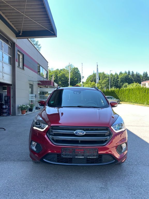 Rot Gebraucht 2018 Ford Kuga ST-Line SUV | 18.900 € (Fairer Preis) - Bild 1/4
