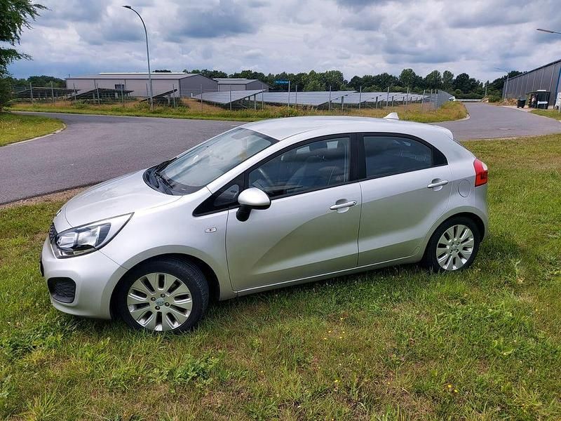 Grau Gebraucht 2011 Kia Rio Limousine | 4.950 € (Fairer Preis) - Bild 1/4