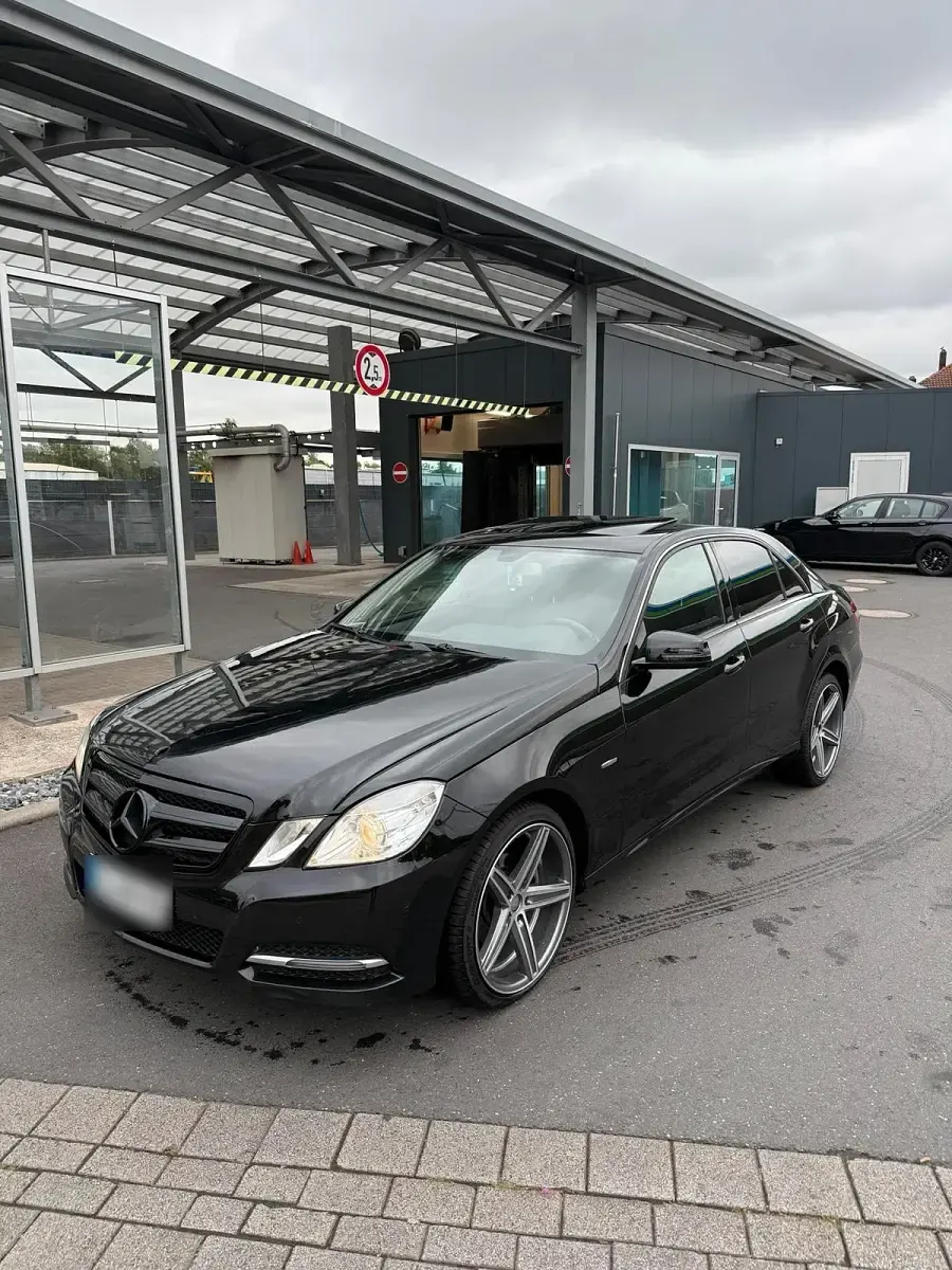 Gebraucht Mercedes E220 170 PS (125 kW) 2011 Schwarz Limousine
