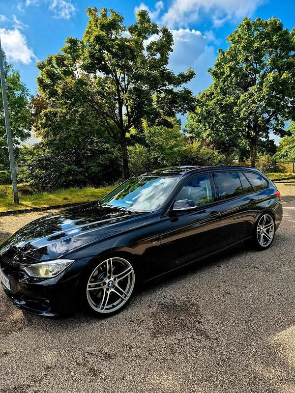 Schwarz Gebraucht 2014 BMW 328 Sport Line Kombi | 16.850 € - Bild 1/4