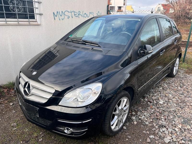 Schwarz Gebraucht 2011 Mercedes B200 Van / Kleinbus | 10.990 € (Teuer) - Bild 1/1