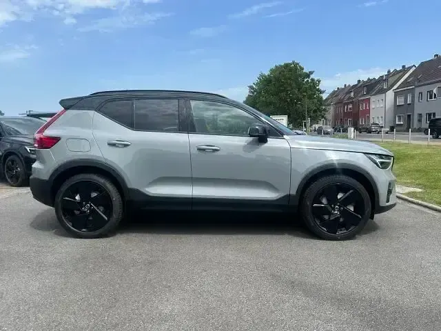 Neu Volvo XC40 Plus 197 PS (144 kW) 2026 Grau SUV