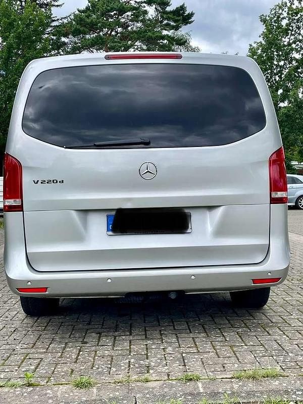 Gebraucht Mercedes V220 Edition 163 PS (119 kW) 2018 Silber Van / Kleinbus