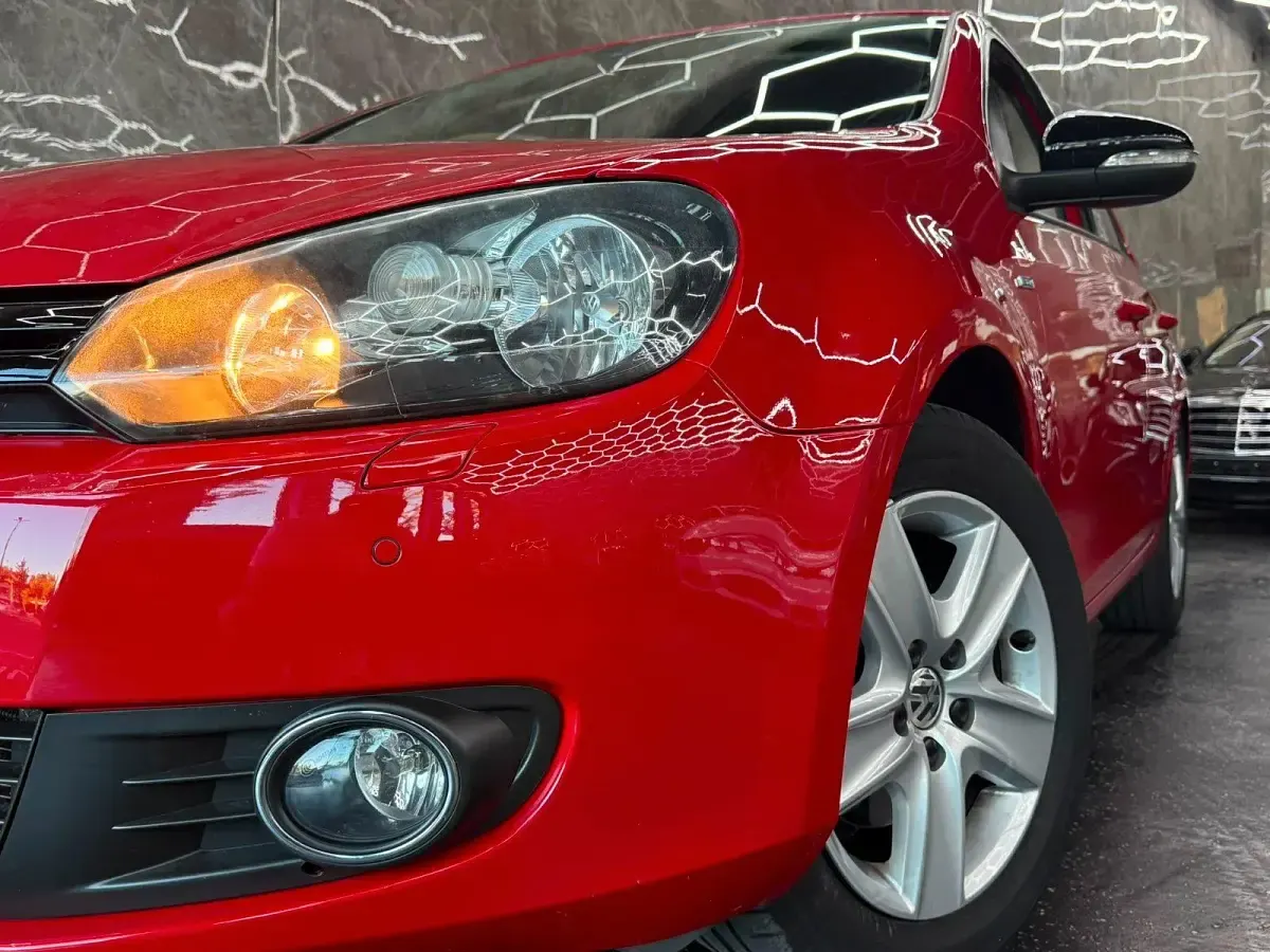 Gebraucht VW Golf VI Match 122 PS (89 kW) 2012 Rot Kleinwagen
