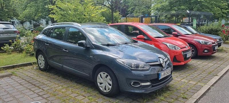 Grau Gebraucht 2015 Renault Mégane III LIMITED Limousine | 7.800 € (Fairer Preis) - Bild 1/4