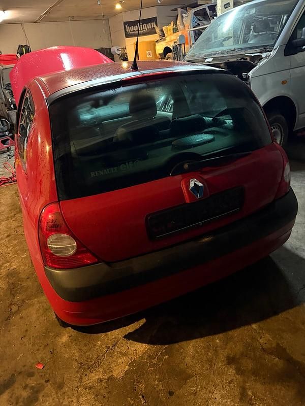 Gebraucht Renault Clio II 58 PS (42 kW) 2002 Rot Kleinwagen