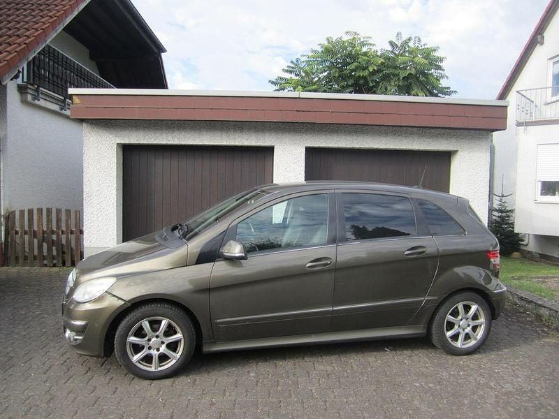 Braun Gebraucht 2009 Mercedes B170 Sport Van / Kleinbus | 2.990 € (Guter Preis) - Bild 1/4