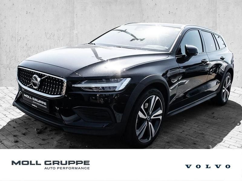 Gebraucht Volvo V60 CC Plus 197 PS (144 kW) 2023 Onyx black / metallic Kombi