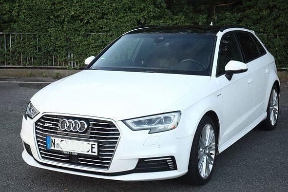 Weiß Gebraucht 2017 Audi A3 Sportback e-tron S-Line Limousine | 18.200 € - Bild 1/4