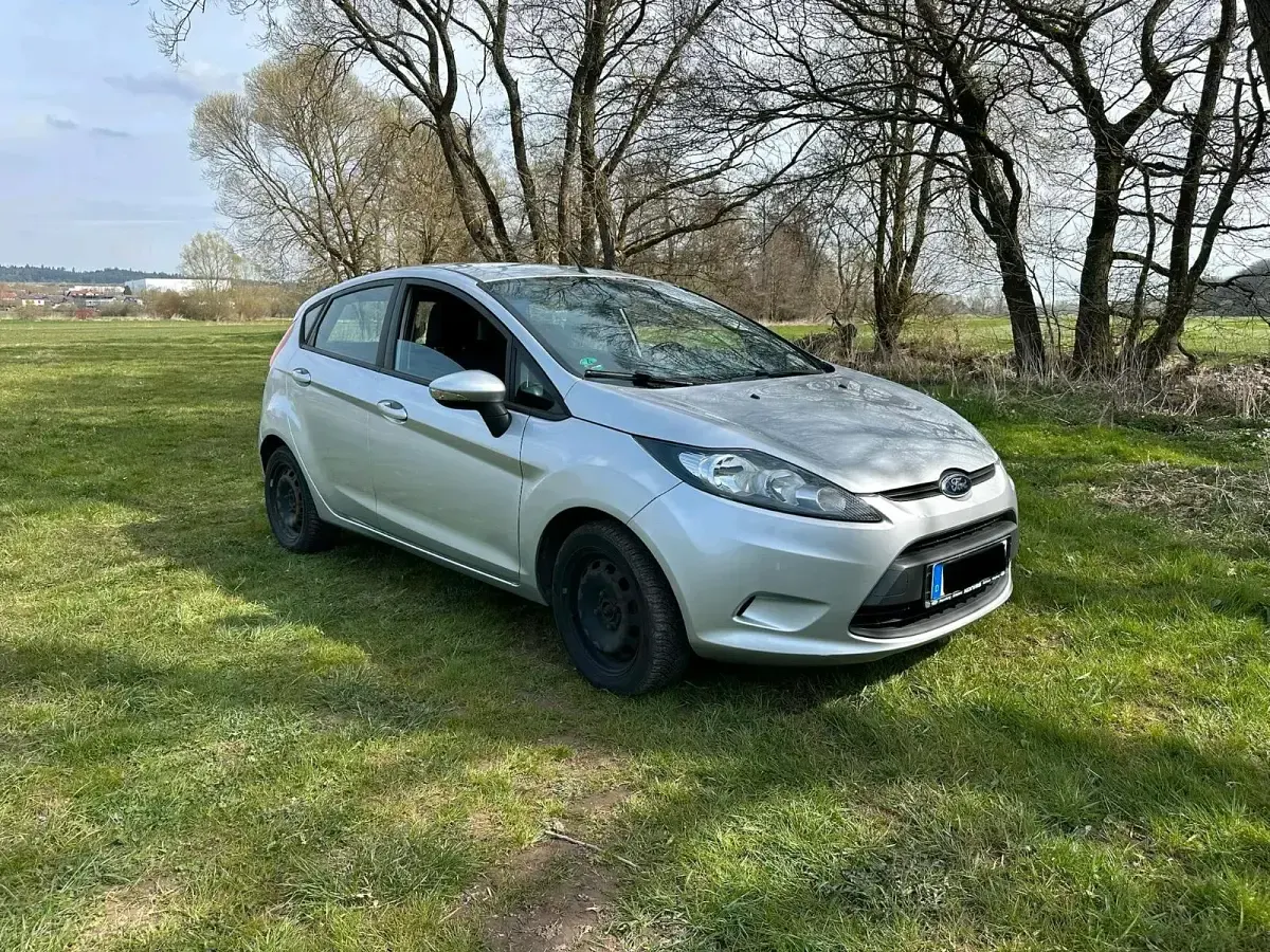 Gebraucht Ford Fiesta 75 PS (55 kW) 2012 Grau Limousine