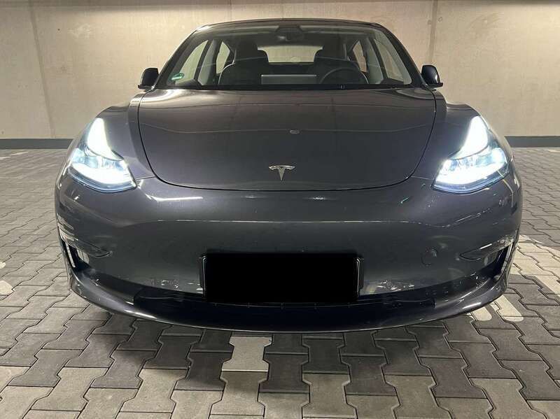 Grau Gebraucht 2021 Tesla Model 3 Limousine | 29.900 € (Fairer Preis) - Bild 1/4