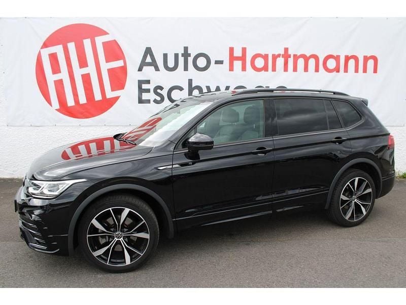 Deep black perleffek (metallic) Gebraucht 2023 VW Tiguan Allspace R-line SUV | 40.579 € (Fairer Preis) - Bild 1/4