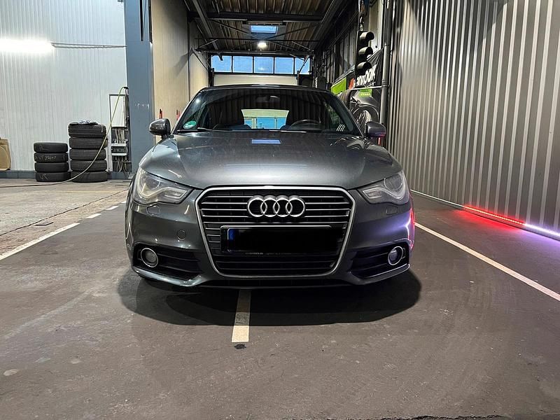 Grau Gebraucht 2011 Audi A1 S-Line Limousine | 4.800 € (Fairer Preis) - Bild 1/4