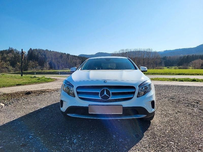 Gebraucht Mercedes GLA200 156 PS (114 kW) 2015 Calcite white  uni paint SUV