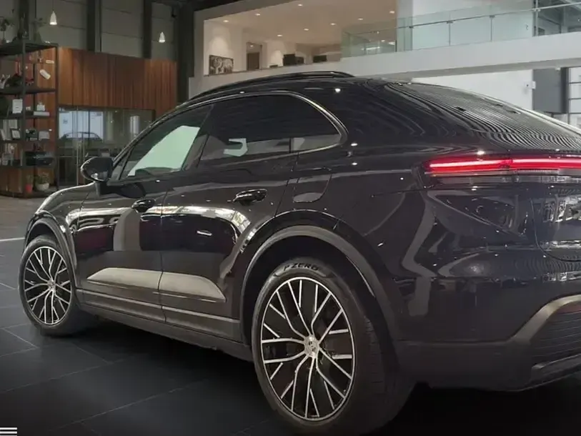 Gebraucht Porsche Macan 4 Electric 300 kW (408 PS) 2024 Tiefschwarz SUV