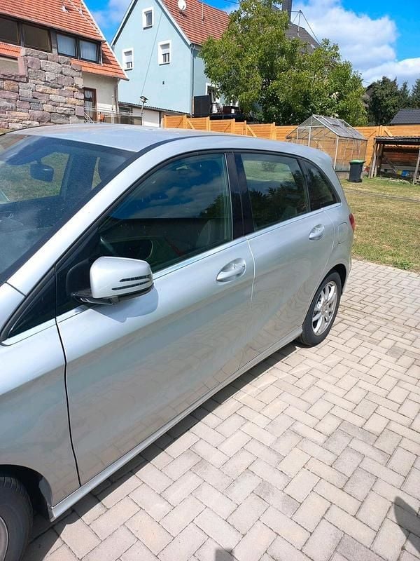 Silber Gebraucht 2012 Mercedes B200 Van / Kleinbus | 10.500 € (Guter Preis) - Bild 1/4