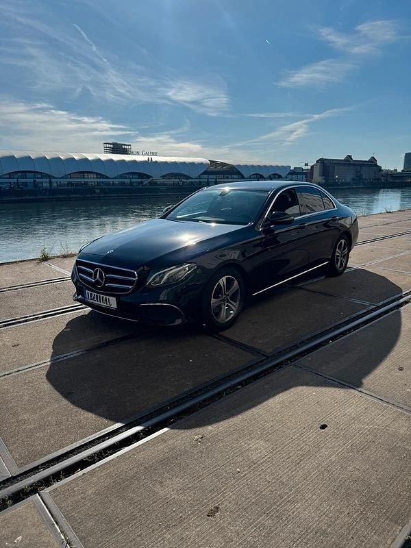 Schwarz Gebraucht 2019 Mercedes E200 Limousine | 18.300 € (Fairer Preis) - Bild 1/4